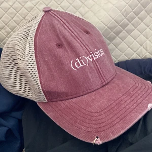 Keps - Keps med metallring. Märke: (di)vision Går att spänna åt baktill.