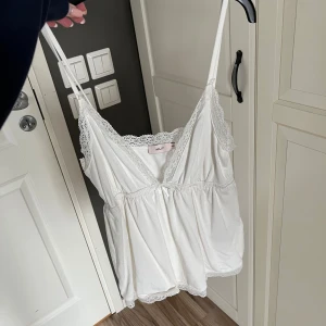 Linne - Supersött linne från Nelly. Storlek xxs, men passar även xs och s. Jättefint skick🩷