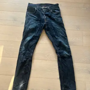 Säljer nu dessa feta slimfit nudie jeans i storlek 30/34 då jag är sugen på nått nytt. Skick 9/10 inga problem med de men kan aldrig säga 10/10. Skriv och fråga om det är något svarar på allt!