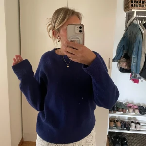 Mörkblå stickad zara tröja - Säljer denna fina stickade tröja från Zara i storlek S Köpt för ganska länge sen, men väldigt sällan använd. Säljer för 200kr, kan tänka mig att sänka. Vill bara ha den såld:)