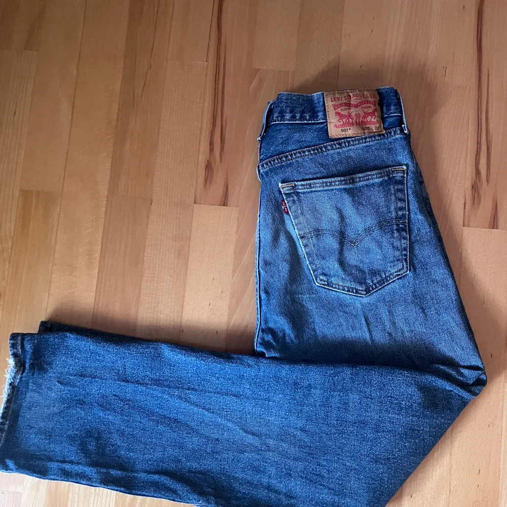 Assnygga levis 501or med en regular/straight fit i en mörkblå färg i mycket fint skick  Strl 31/32 . Jeans & Byxor.