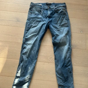 Replay anbass - Säljer nu dessa feta Replay anbass med slitningar i storlek 32/32. Seriöst använda endast en gång och är alltså i extremt bra skick. Skulle det finnas någon fråga är det bara att skriva svarar på allt!