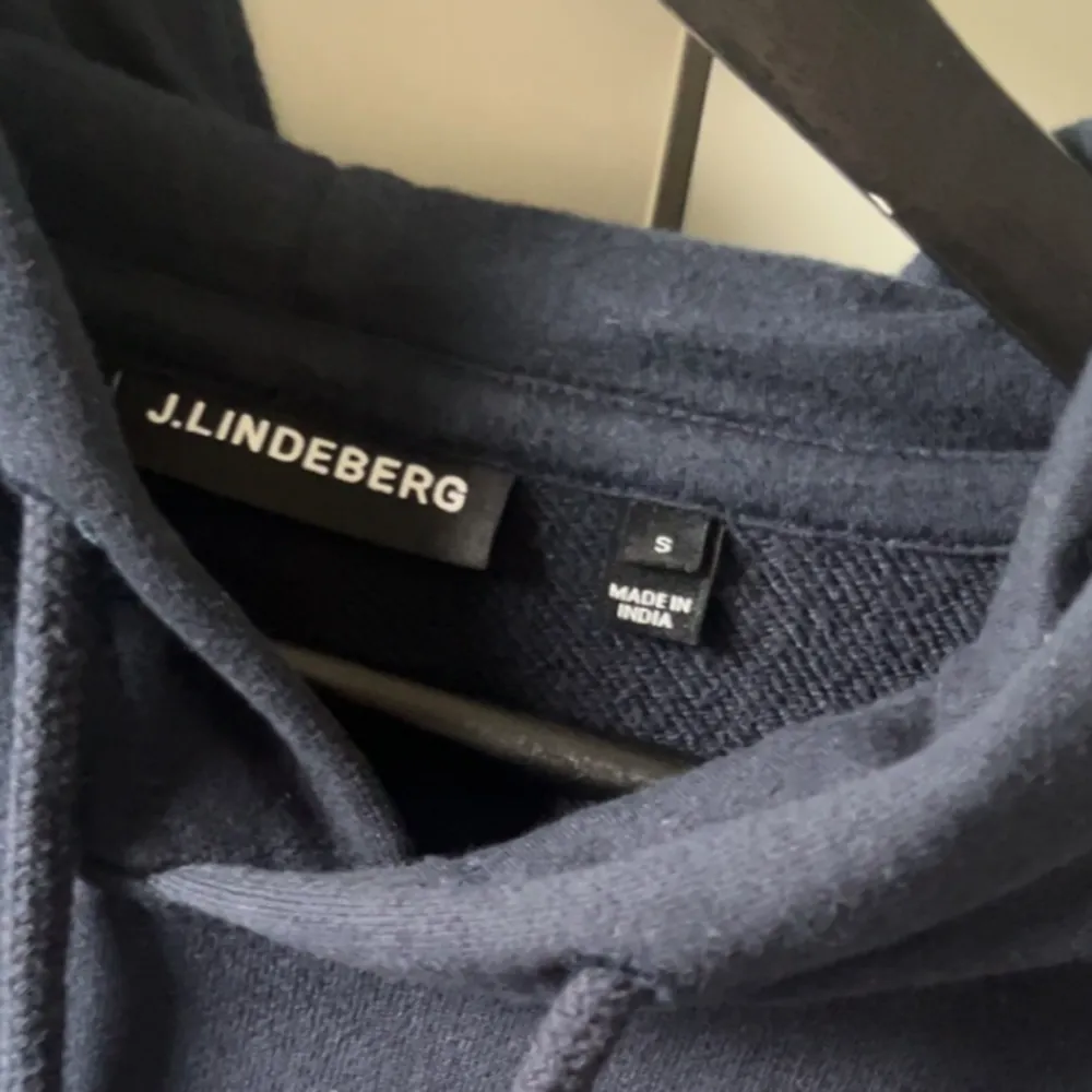  Säljer en riktigt snygg å skön J.Lindeberg hoodie i nyskick använd 1 gång och är som ny, nypris 1300 mitt pris 650. Pris kan diskuteras vid snabb affär!. Hoodies.