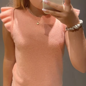 Rosa kashmirtröja från Soft Goat - Säljer en supermjuk och lyxig rosa kashmirtröja från Soft Goat. Den har korta ärmar med volangdetaljer som ger en söt touch. Perfekt för vardagen 🥰🥰