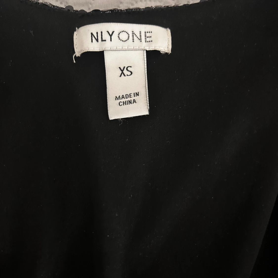 Svart paljettklänning från NLY One - 90