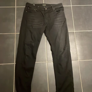 Jack & Jones jeans  - Säljer nu ett par riktigt sköna Jack & Jones jeans comfort passar till allt och är är topp skick, vid fler frågor är det bara att höra av sig! 
