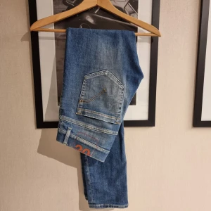 Dondup george - Galet feta Dondup george, den nya modellen, med 2 slitnignar, skick 9/10. Innerbenslängden är 81 cm, ytterbenslängd 103. Modellen är 183 och väger ca 68. Vid frågor eller fler bilder är det bara att skriva //Kba_Closet 