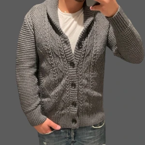 Fet cardigan tröja  - Säljer denna riktigt goa cardigan tröjan perfekt för dig som söker en riktig fet tröja nu till hösten. 