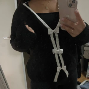 Söt stickad tröja Stl s - Super fin helt ny stickad tröja i storlek S passar så bra nu till sensommaren/början av hösten 🙌🏽😍🎀