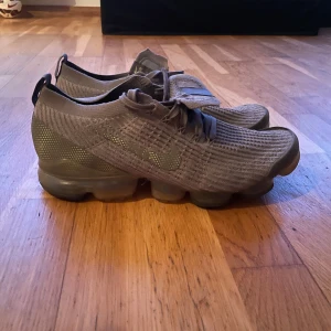 Nike vapormax grå/grön - Storlek 44 herr. Knappt andvända och i mycket gott skickt.