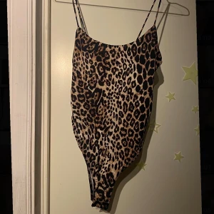 Snygg Leopard body - Super snygg leopard body. ÄLSKAR DENNA, mönstret och färgena är sjukt snygga. Säljer då jag inte är big fan av bodys. Denna bodyn är aldrig använd, är i nyskick därför lite högre pris. (Priset kan diskuteras)