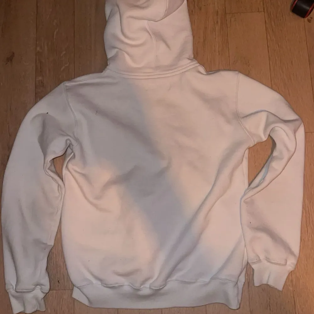 Vit hoodie från MadeByTrapper som jag köpte sommarn 2023, den är i storlek Medium men är liten i storleken så skulle säga Small! Nypris låg på 800kr men säljer för 300kr då den har tecken av användning!. Hoodies.