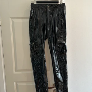 Vinylbyxor madlady x Lisa anckarman - Vinylbyxor madlady x Lisa anckarman. Använda 1 gång, storlek s.