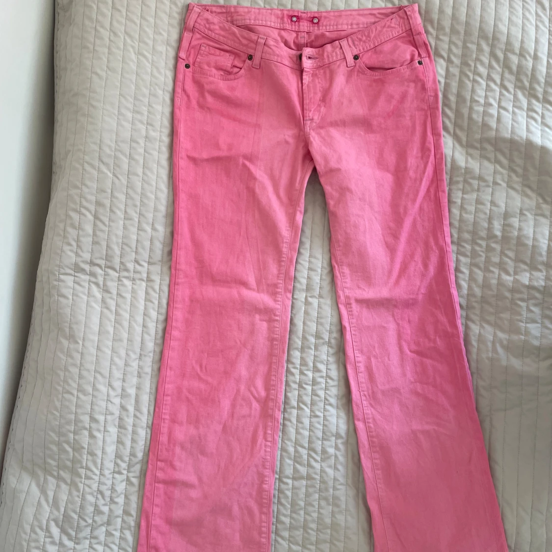 Lågmidjade rosa jeans från GUESS