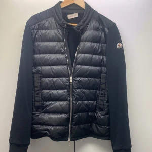 Moncler cardigan - Säljer denna moncler cardigan som är väldigt sparsamt använd, skick 9-10(taggen är lös på en sida), storlek medium, pris 2799kr