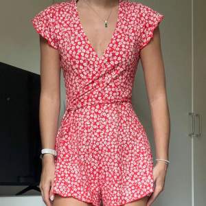 Min älskade playsuit!!❤️mjukaste materialet, Stretchig, snöre i midjan, V ringad, HM, XS