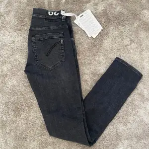 Hej! Jag säljer ett par helt nya och oanvända Dondup George jeans i storlek 29, skinny fit. Nypriset på dessa jeans är 4000 kr, men jag säljer dem för endast 1449 kr. Om du har några frågor så är de bara att skriva då! 🙌🔥