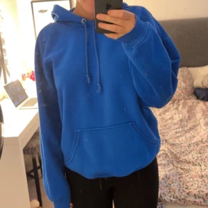 Blå hoodie - Säljer denna hoodie från bikbok i blått❤️super fint skick men använd