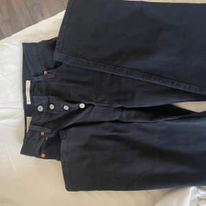 Svarta Levis jeans i mycket sparsamt skick! Säljer pga att jag längre inte får på mig dem :/ Jeansen är midwaist! Storlek 24 men passar även 32-34 i storlek! Är 158 och jeansen har varit bra i längd!