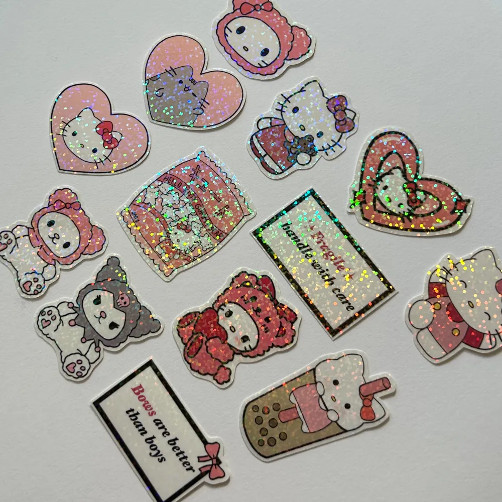 13 pack holografiska klistermärken 🩷🪩 designer av lovelyhomecraft 🤍 Värde: 110 kr ✨ frakt 18 kr (frimärke). Asusteet.