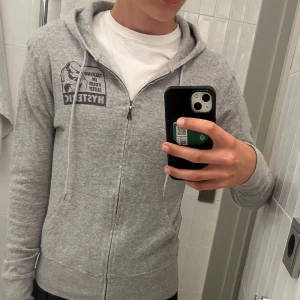 Hysteric Glamour kashmir zip-hoodie - Sällsynt Hysteric Glamour kashmir hoodie (70% cashmere, 30 % okänt material) | Storlek M sitter som liten S, möjligtvis stor XS | Galet bra skick ~ 9,25/10 | Kille i bild är 178 cm, sitter perfekt utom i längden där den är lite för kort / Mvh