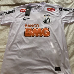 Neymar santos - Santos tröja med neymar på ryggen, ska jag vara ärlig så tror jag denna är den snyggaste tröjan jag någonsin sett i hela mitt liv. Den är aldrig använd och helt ny