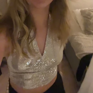 Silvrig halternecktopp - Glittrig silvrig halternecktopp i storleken XS-S ifrån Gina Tricot. Bra skick och jättesnygg till fest🪩