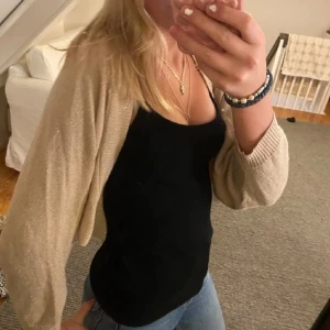 Bolero - Säljer en kofta/bolero i guld och lite glitter typ 💖, i bra skick! 