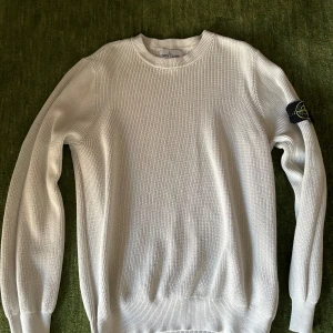 Stone island tröja - Säljer nu denna riktigt feta och sällsynta Stone island tröjan! Den är väldigt eftertraktad och har sjukt snygg passform. Jag säljer den åt en vän som inte använder den längre! Cond: 10/10. Priset är inte hugget i sten! Frågor? Tveka inte att skriva!