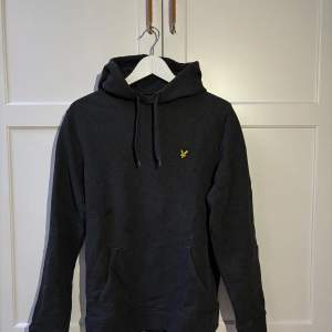 Säljer denna fina Lyle & Scott hoodie då den inte kommer till användning. Hoodien är i fint skick utan några defekter. Storlek M. Mörkgrå melange. Hör av er vid frågor eller funderingar!!