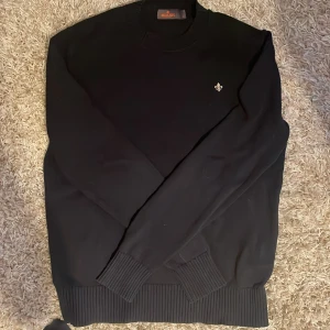 Morris tröja - Tja! Säljer min morris tröja som jag tyvärr växt ut. Inga fläckar eller annat fel vad jag kan se från en noggrann titt. Tröjan är i strl Medium och den är rätt normal i passformen