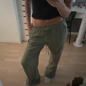 Byxor från zara - Jättesnygga gröna byxor från zara🩷bara använda en gång Jättebra skick!!