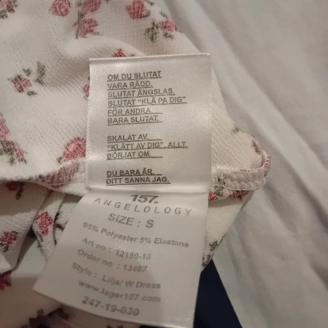 V-ringad vit och rosablommig klänning  - 93