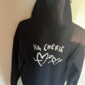 Marinblå Gina Hoodie ”ma cherie” - Nästan oanvänd. Nypris: 249kr 