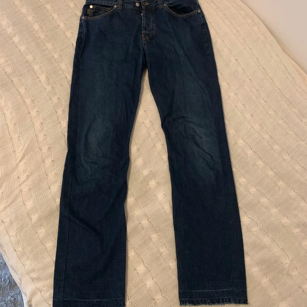 Kenzo Homme jeans st 33/34. Lätt att dessa är mina absolut favvo jeans jag ägt. Dom är sprättade längst ned då jag är lite längre, och gillar looken.. Jeans & Byxor.