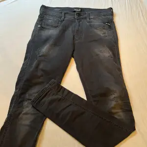 Replay jeans anbass hyperfelx Modelen är lång pga de sitter vikta längst ner på benen som på bild. Nypris 1800kr.  Storlek 28 34 passar också 29/30