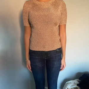 Glittrig topp - Så snygg glittrig/skimmrig topp i rosa/brons färg. Älskar!! Från h&m