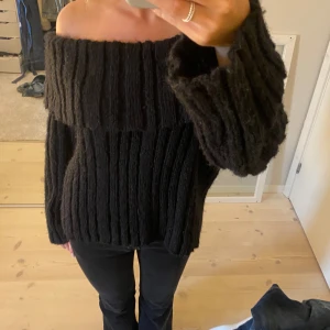 Off shoulder tröja - Svart stickad off shoulder tröja utan lapp