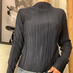 Mörkblå ribbad tröja - Säljer en stilren och elegant mörkblå ribbad tröja. Den har långa ärmar och en normal passform, perfekt för både vardag och fest. Materialet är mjukt och bekvämt, vilket gör den till ett mångsidigt plagg i garderoben.