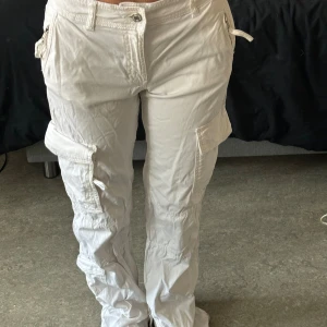 Vita cargo byxor - Vita cargo byxor. (Behöver strykas). Minns ej om de va köpta på bikbok eller zara kanske, kan nog hitta någonstans. Riktigt fina och i bra skick förutom vid bakre fötterna där det är lite smutsigt eftersom de var för långa, går att tvätta.