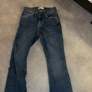 Lowaist bootcut - Från gina, nypris 1000 tillsamans, storlek 34 på dom mörkblåa och storlek 32 på dom grå svarta. Kan säljas per styck eller tillsamans, dom är i ungefär samma storlek skulle jag säga, dom blåa är helt nya medans dom svarta är lire använda.
