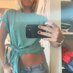 Tröja med knyte - Jättesnygg och skön T-shirt/topp som går att knyta på många sätt. Den är grön/blå med svarta prickar. Skriv om ni har några frågor❤️❤️