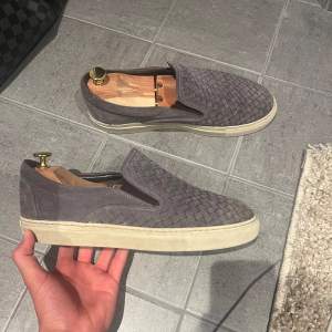 Tja! Säljer nu dessa Aurélien slip ons som liknar bottega väldigt mycket. Skorna är i fint skick och nypriset ligger på 4800. Storlek 42, men passar 43. Hör av dig vid frågor eller funderingar!🙌 