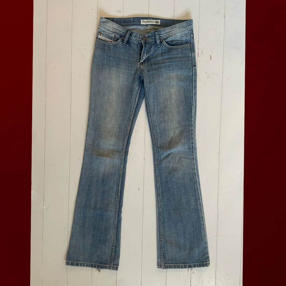 Lågmidjade diesel jeans. Midjemåttet är 41cm och innerbenslängden är 84.. Jeans & Byxor.