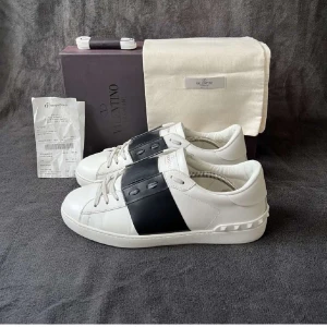 Valentino Opens  - Intressekoll på mina valentino opens! Kom med seriösa pris eller kan även gå med på byten. Hör av er vid frågor eller funderingar📩