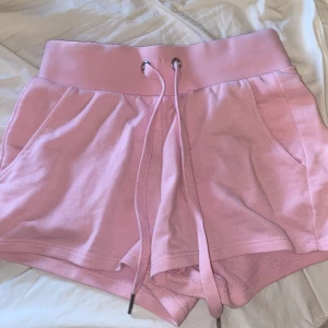  Pyjamas shorts från H&M - Köptes här på Plick för ungefär 1 år sen, dock bara använda 2-3 ggr. Kan ändra pris för snabb affär