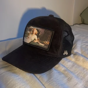 Maggiore marylin monroe keps - En riktigt snygg grich keps för alla som vill ha keps men också vill vara riktigt stilig. Den är i väldigt bra skick och har knappast blivit använd. Jag köpte denna keps för 700kr. Säljer den för att jag behöver pengar till ny mobil. 