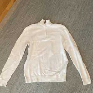 Vit stickad half zip - Som ny skick och knappat använd. Kan diskutera pris vid snabb affär