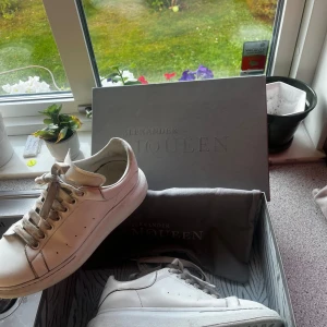Alexander mcqueen - Mcqeen skor storlek 42.5. Använda men ser fräscha ut! 