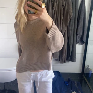 Stickad tröja  - Säljer denna tjocka stickade tröjan från Åhléns, nyskick! 